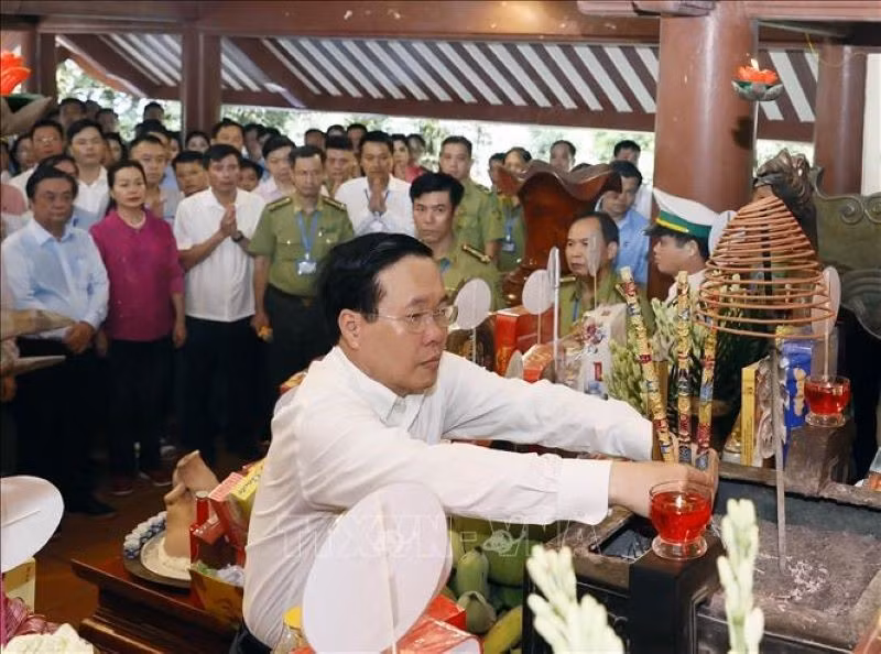 State President Vo Van Thuong offered incense to President Ho Chi Minh at the late leader’s temple on Ba Vi Mountain in the outskirts of Hanoi on August 27. (Photo: VNA)