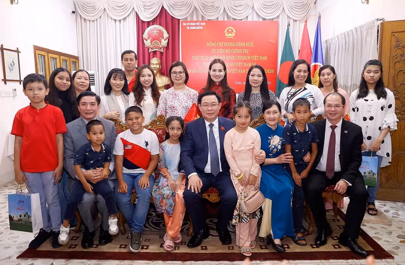 NA Chairman Vuong Dinh Hue meets with Vietnamese community in Bangladesh (Photo: VNA)