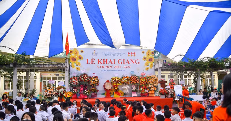 Overview of the new academic year opening ceremony at Xa Dan school.