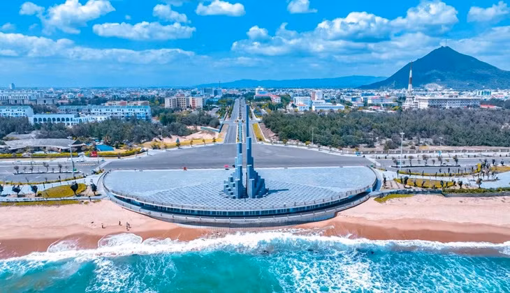 An overview of Nghinh Phong Tower Square in Phu Yen Province (Photo: Tuy Hoa City People’s Committee)
