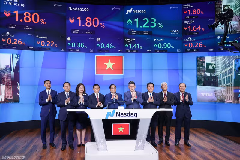 Prime Minister Pham Minh Chinh (centre) rings the bell to open a trading session at the Nasdaq Stock Market. (Photo: VNA)