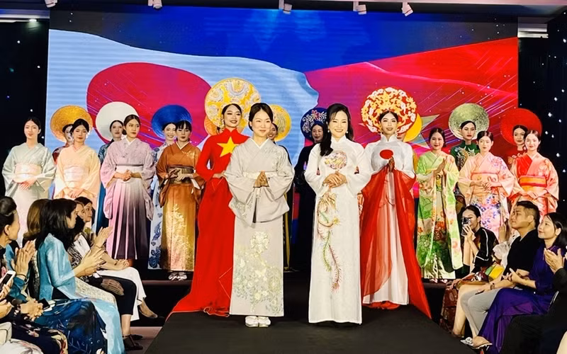 Cultural exchange honours charm of traditional Vietnamese, Japanese costumes (Photo: qdnd.vn)