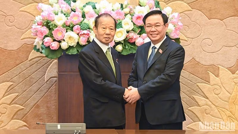 NA Chairman Vuong Dinh Hue (R) and Chairman of the Japan - Vietnam Parliamentary Friendship Alliance Nikai Toshihiro. (Photo: NDO/Duy Linh)