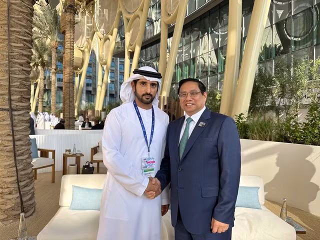 PM Pham Minh Chinh (R) and Crown Prince of Dubai Sheikh Hamdan bin Mohammed bin Rashid Al Maktoum (Photo: VTV)