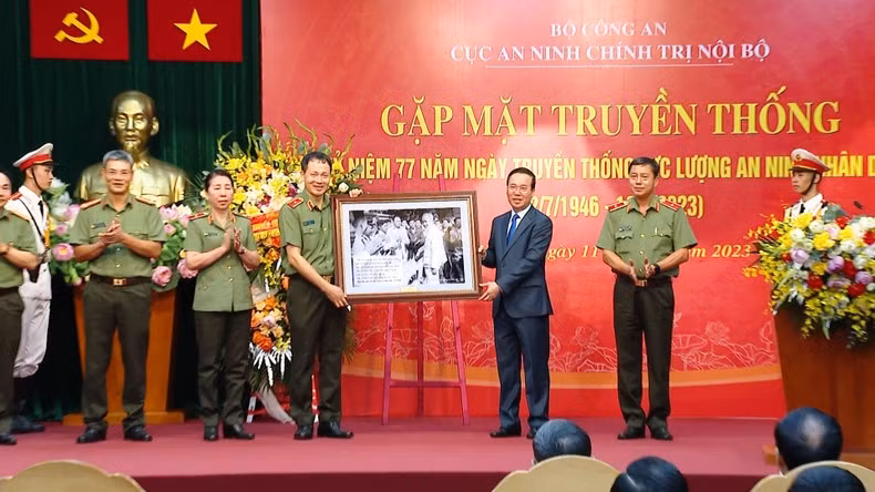 President Vo Van Thuong (second from right) presents a photo of President Ho Chi Minh and the people's public security force to the Department of Internal Political Security at the meeting in Hanoi on July 11. (Photo: NDO)