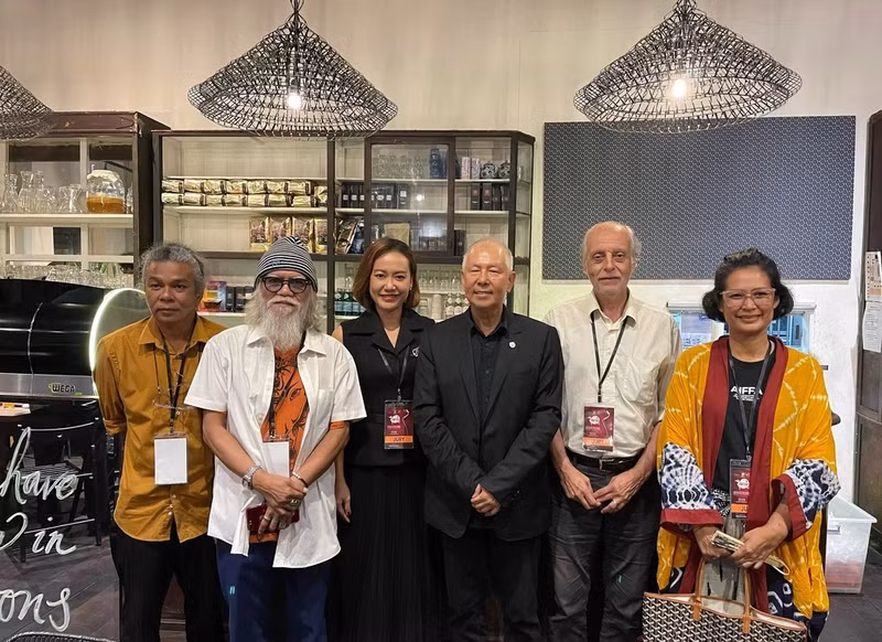 Actress and director Hong Anh (third from the left) and other jury members at the festival. (Photo courtesy of Hong Anh) Actress and director Hong Anh (third from the left) and other jury members at the festival. (Photo courtesy of Hong Anh)