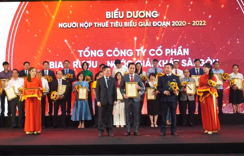Minister of Finance Ho Duc Phoc and Director General of the General Department of Taxation Mai Xuan Thanh congratulated SABECO at the conference on praising outstanding taxpayers for the 2020-2022 period.