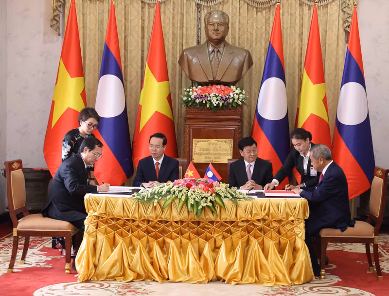 President Vo Van Thuong and Lao Party General Secretary and President Thongloun Sisoulith witness the signing of a memorandum of between the Vietnam’s Ministry of Science and Technology and the Lao’s Ministry of Technology and Communications.
