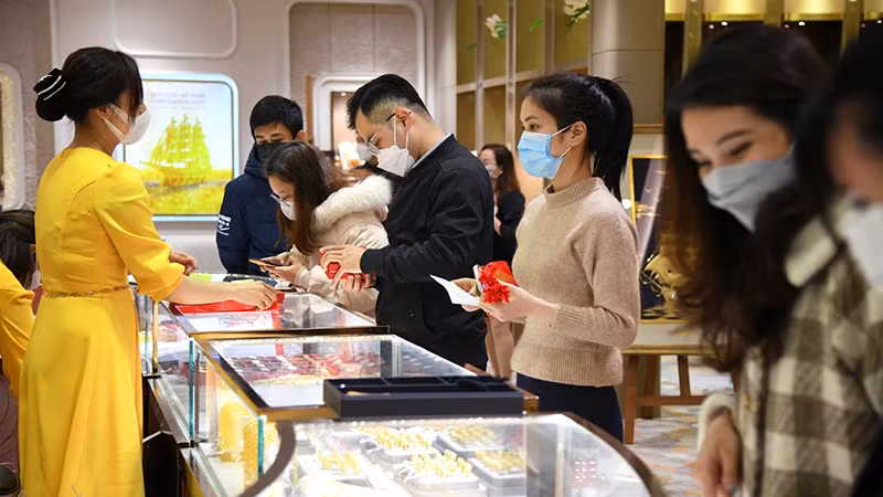 The central bank always closely monitors gold market developments. (Photo: NDO)