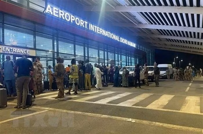 Citizens of various countries wait for evacuation at Diori-Hamani International Airport in Niamey, Niger, on August 1, 2023. (Photo: VNA).