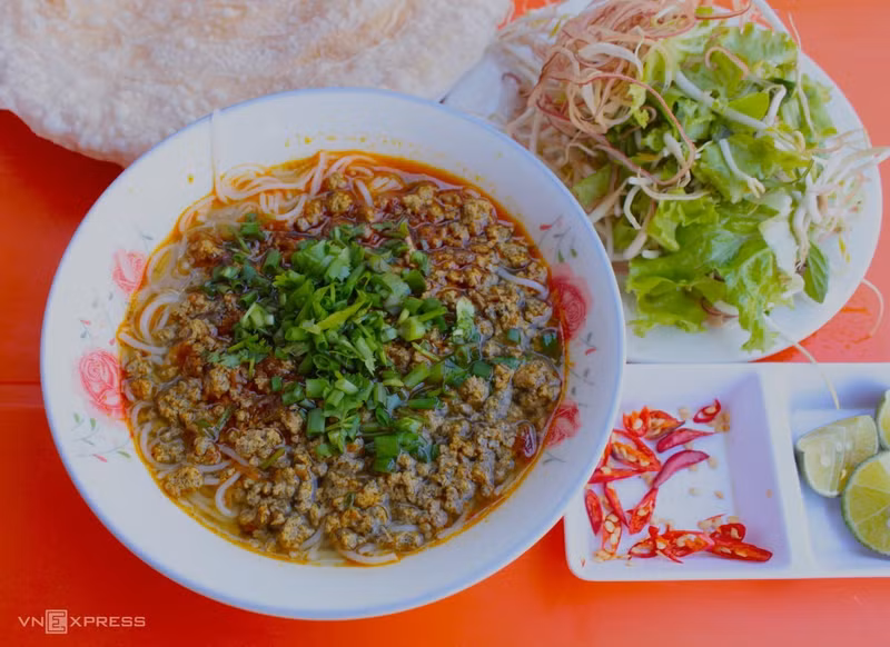 Fiddler crab noodle: A dish visitors should not miss in Quy Nhon (Photo: VnExpress)