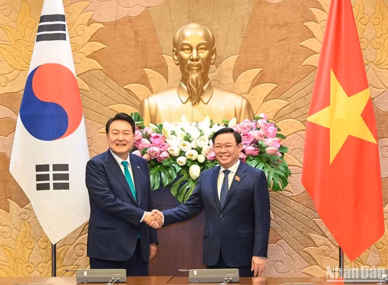 National Assembly Chairman Vuong Dinh Hue (R) and President of the Republic of Korea Yoon Suk Yeol (Photo: VNA)