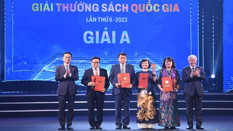 First prize winners of the National Book Award 2023 honoured at the ceremony. (Photo: VNA)