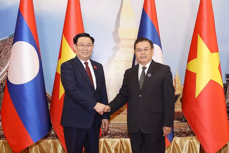 Vietnamese National Assembly Chairman Vuong Dinh Hue (L) and his Lao counterpart Saysomphone Phomvihane in Vientiane on December 4 (Photo: VNA)