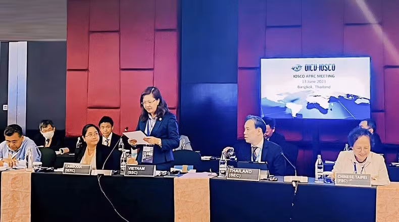 Chairwoman of the State Securities Commission Vu Thi Chan Phuong speaking at the meeting (Photo: NDO)