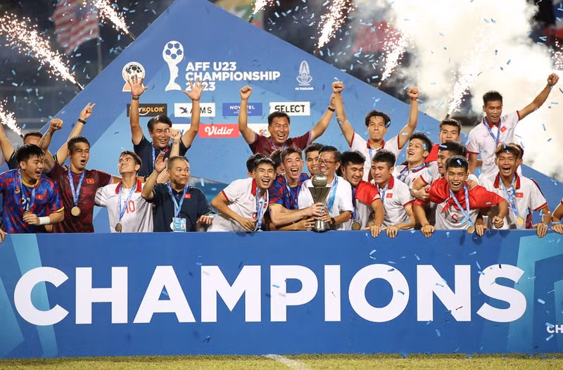 Vietnam celebrate with the AFF U23 Championship trophy after beating Indonesia in a tense final match on August 26. (Photo: VFF) 