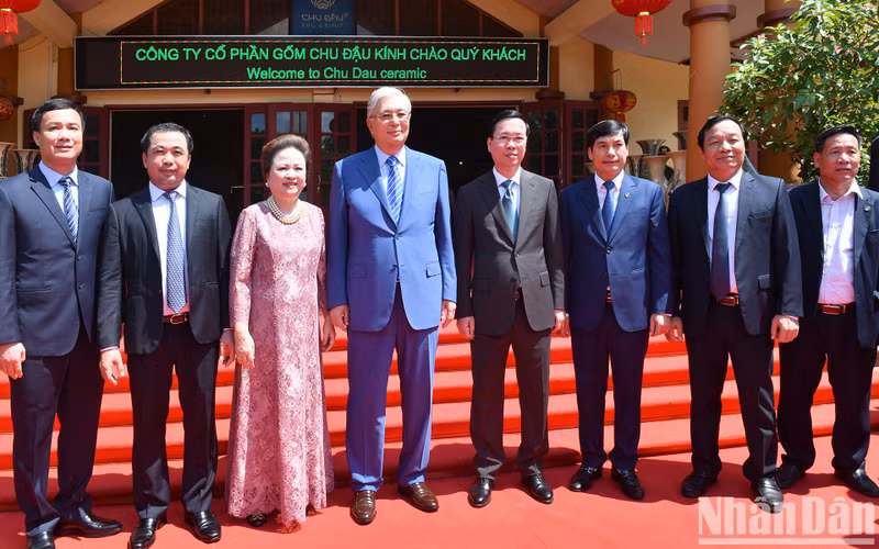 President Vo Van Thuong, his Kazakh counterpart Kassym-Jomart Tokayev, and representatives of Chu Dau Ceramics JSC pose for a group photo.