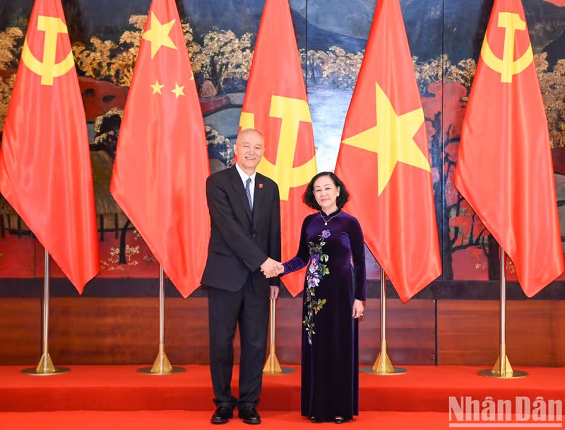 Truong Thi Mai (R), Politburo member, standing member of the CPV Central Committee Secretariat and head of the CPV Central Committee's Organisation Commission, and Cai Qi, member of the Politburo Standing Committee, Secretary of the Secretariat and Director of the Office of the Communist Party of China (CPC) Central Committee (Photo: VNA)