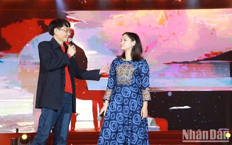 A poetry recital by poets Lu Mai and Nguyen Minh Cuong.