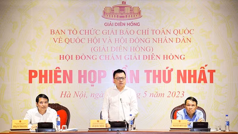 Editor-in-Chief of Nhan Dan Newspaper and Chairman of Vietnam Journalists’ Association Le Quoc Minh (C) speaks at the meeting. 