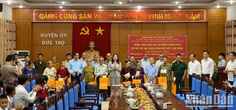 Vice President Vo Thi Anh Xuan presents gifts to families of policy beneficiaries in Ha Tinh province.