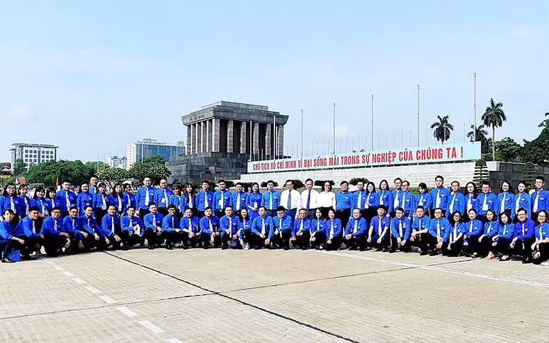 Delegates pose for a group photo in front of the President Ho Chi Minh Mausoleum.