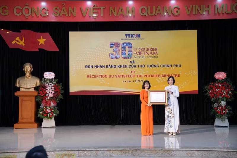  VNA General Director Vu Viet Trang awards the Prime Minister's certificate of merit to Le Courrier du Vietnam Newspaper. (Photo: Le Courrier du Vietnam)