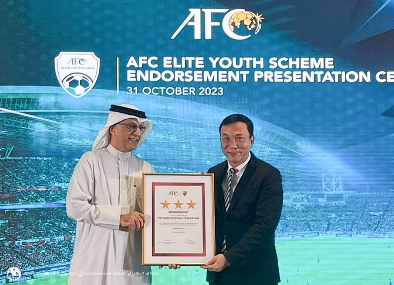 Chairman of Vietnam Football Federation (VFF) Tran Quoc Tuan at the award ceremony (Photo: VNA)