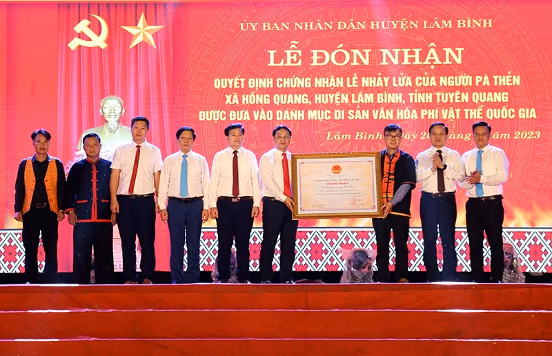 Traditional fire dance festival of Pa Then ethnic group recognised as national heritage 