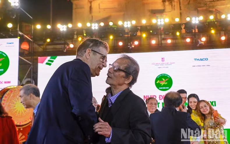 A touching moment between Vietnamese poet Bang Viet and US poet Bruce Weigl.