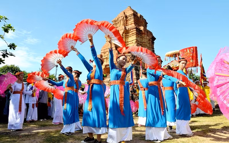 Young Cham women perform their traditional dances at Kate Festival, held at the foot of Po Sha Inu tower, Phan Thiet city, Binh Thuan province. (Photo: Dinh Chau)