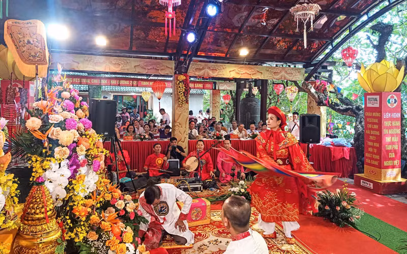 A ‘hau dong’ (spirit mediumship) ritual at the festival (Photo: danviet.vn)