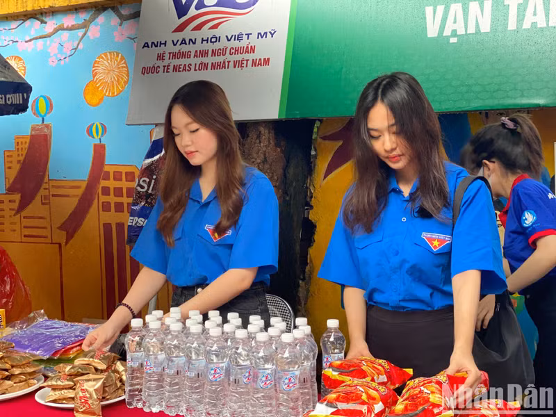 Free cakes, snacks, water, raincoats, and handheld fans are on offer to exam candidates.
