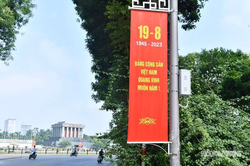 A Hanoi street decorated with banners to celebrate the 78th anniversary of the August Revolution. (Photo: suckhoedoisong.vn)