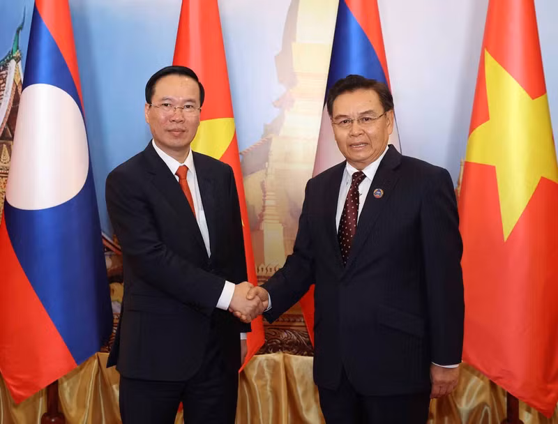 State President Vo Van Thuong (L) and Chairman of the Lao National Assembly Saysomphone Phomvihane (Photo: VNA) 