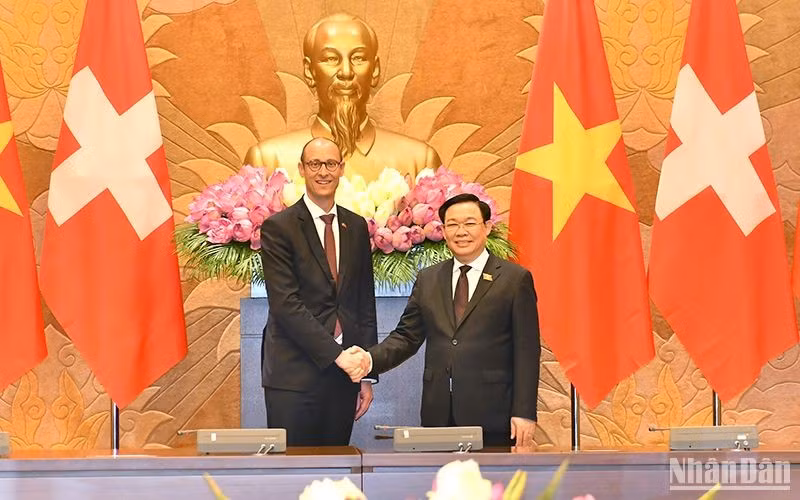 National Assembly (NA) Chairman Vuong Dinh Hue (R) and President of the National Council of Switzerland Martin Candinas (Photo: NDO)