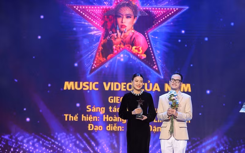 Singer Hoang Thuy Linh and musician Khac Hung at the award ceremony 