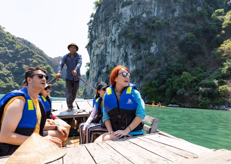 Foreign visitors in Ha Long Bay (Photo: VNA)