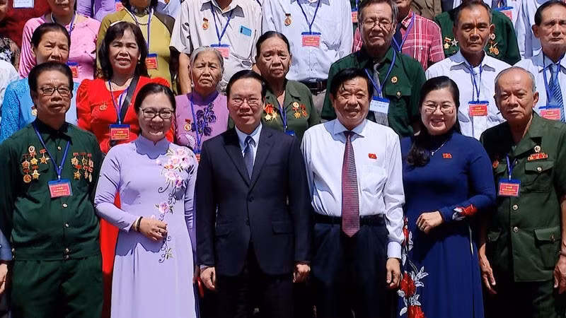 President Vo Van Thuong (first row, third from left) poses for a group photo with a delegation of national contributors from Vinh Long province. (Photo: Hong Quan)