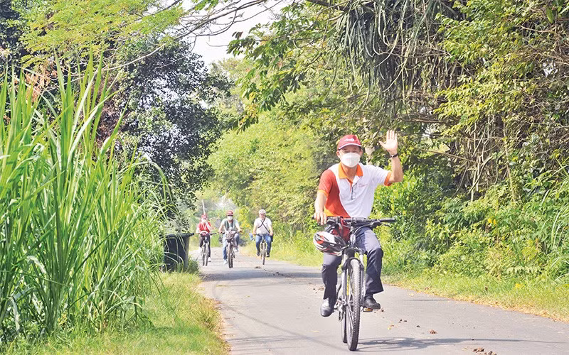 Visitors join a bicycle tour in the Cu Chi district.
