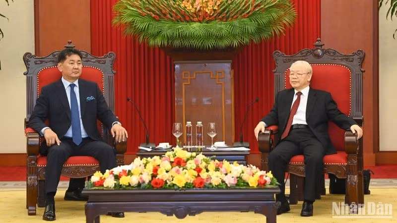 General Secretary of the Communist Party of Vietnam (CPV) Central Committee Nguyen Phu Trong (R) and visiting Mongolian President Ukhnaagiin Khurelsukh. (Photo: NDO)