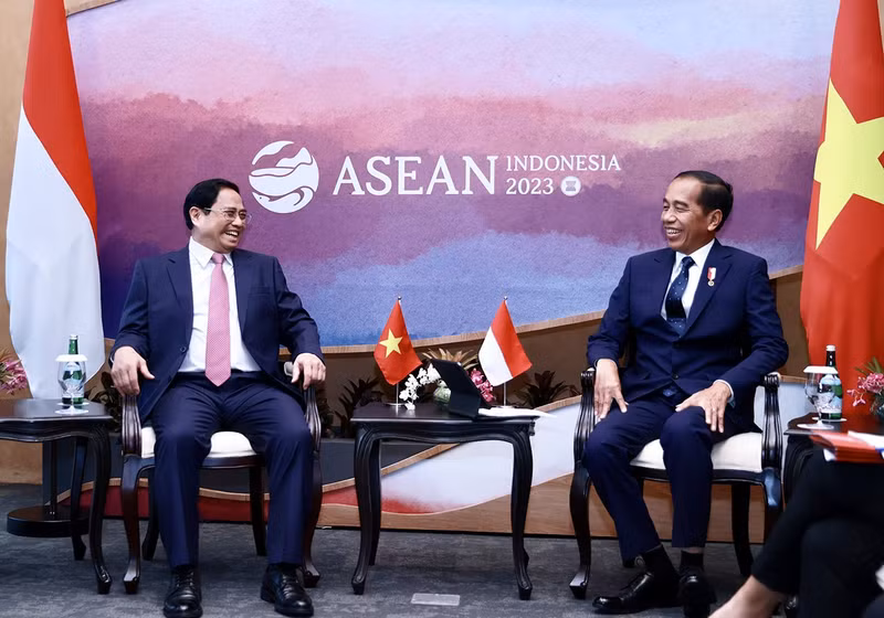 PM Pham Minh Chinh (L) and Indonesian President Joko Widodo in Labuan Bajo on May 9. (Photo: VNA)