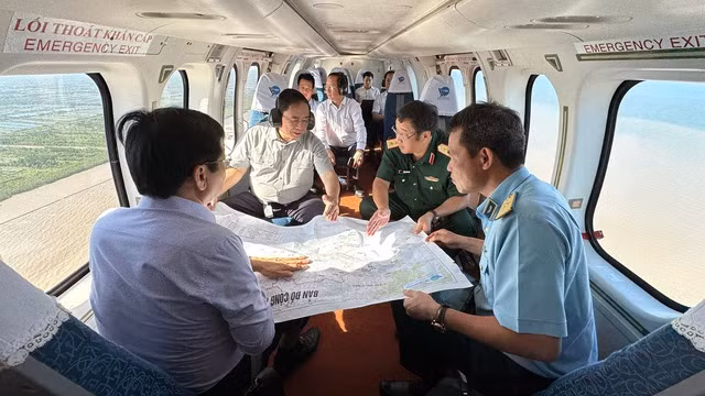 Prime Minister inspects coastal erosion in the Mekong Delta (Photo: VNA) Prime Minister inspects coastal erosion in the Mekong Delta (Photo: VNA)