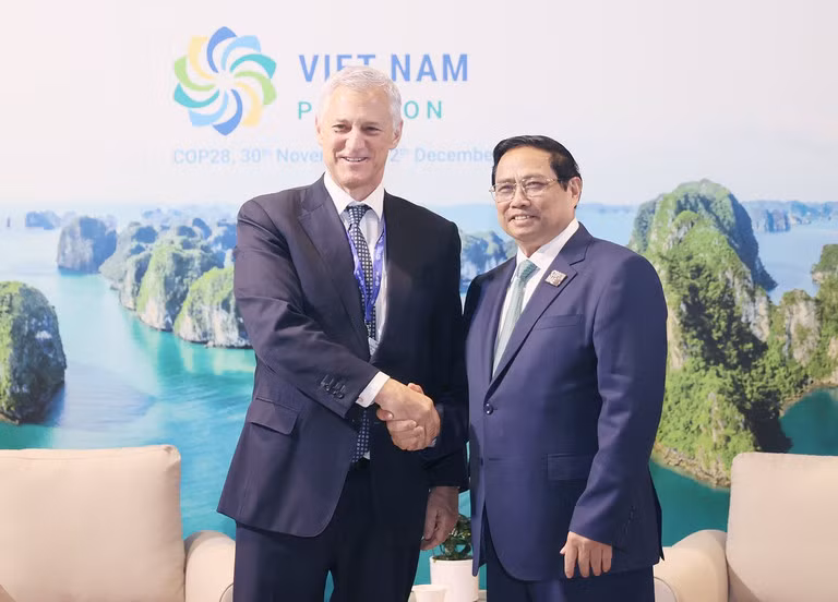 PM Pham Minh Chinh (R) and Group Chief Executive of Standard Chartered Bill Winters. (Photo: VNA)