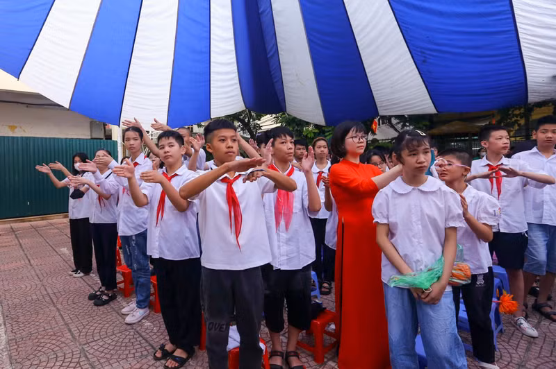 Students performing the national anthem in sign language. Students performing the national anthem in sign language.
