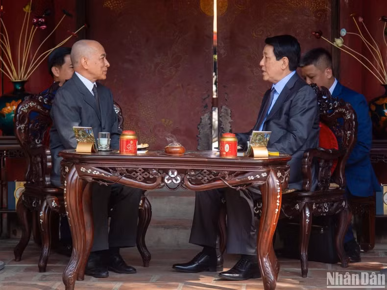 State President Luong Cuong (R) and Cambodian King Preah Bat Samdech Preah Boromneat Norodom Sihamoni enjoy tea at the Temple of Literature (Photo: NDO)