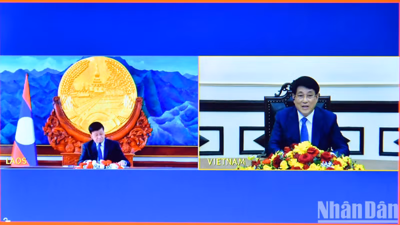 At the online talks between Vietnamese State President Luong Cuong (R) and Party General Secretary and President of Laos Thongloun Sisoulith. (Photo: NDO)