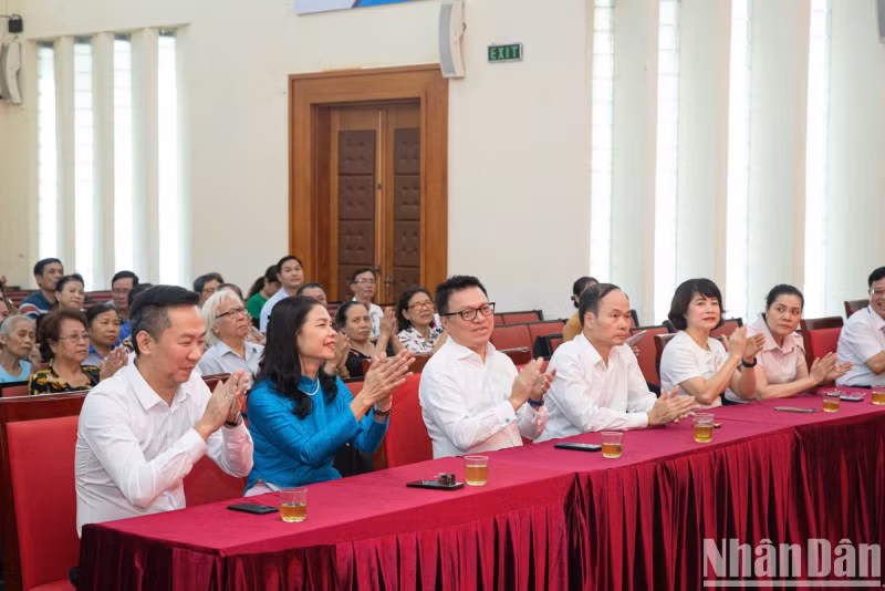Le Quoc Minh, Member of the Party Central Committee (PCC), Editor-in-Chief of Nhan Dan (People) Newspaper, Deputy Head of the PCC Commission for Communication and Education, and Chairman of the Vietnam Journalists’ Association; and Dang Thi Phuong Hoa, Vice President of the Vietnam Fatherland Front Committee of Hanoi City; along with leaders of districts and wards and representatives of families attending the programme. Le Quoc Minh, Member of the Party Central Committee (PCC), Editor-in-Chief of Nhan Dan (People) Newspaper, Deputy Head of the PCC Commission for Communication and Education, and Chairman of the Vietnam Journalists’ Association; and Dang Thi Phuong Hoa, Vice President of the Vietnam Fatherland Front Committee of Hanoi City; along with leaders of districts and wards and representatives of families attending the programme.