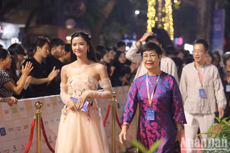 Producer Nguyen Thi Hong Ngat and actress Anh Dao.