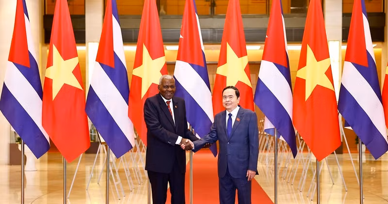 National Assembly Chairman Tran Thanh Man (R) and President of the National Assembly of People’s Power of Cuba Esteban Lazo Hernandez (Photo: VNA)